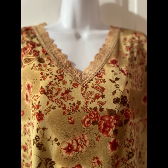 *SOLD* V-neck Top - Picture 2 of 4